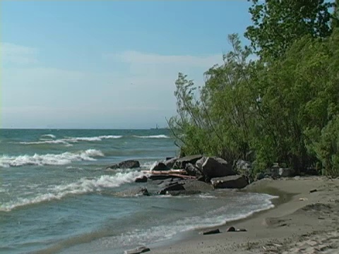 海浪拍打着海岸线视频下载