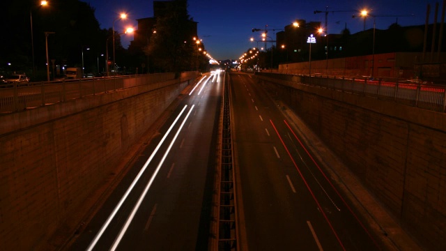 时间流逝:夜间公路交通视频素材