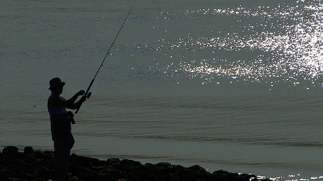 在海湾捕鱼的人视频素材