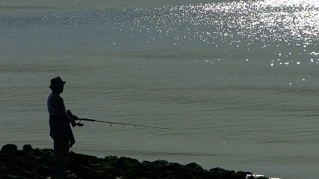 渔民在海湾捕鱼视频素材