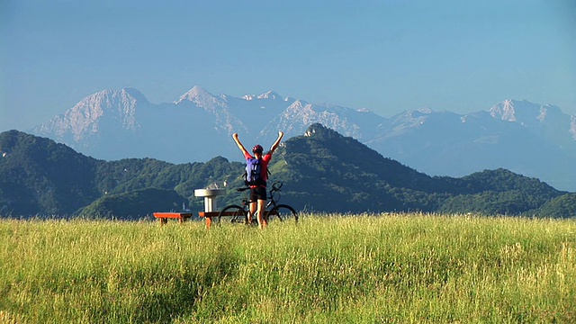 高清:胜利的登山车视频素材