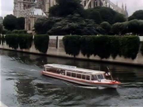 Bateau Mouche 路过巴黎圣母院视频素材