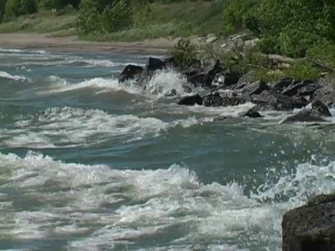 海浪冲击着岩石视频下载