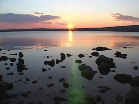 夕阳下的海岸海湾视频下载