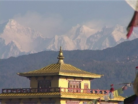 西藏寺庙，加德满都，尼泊尔，有雪山喜马拉雅山和经幡视频素材