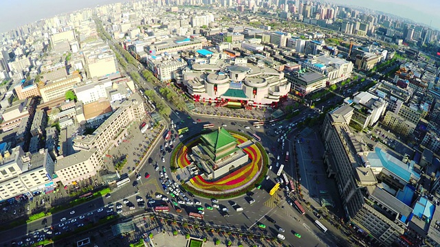 中国西安，钟楼周围的交通鸟瞰图和日落时的城市景观。视频素材