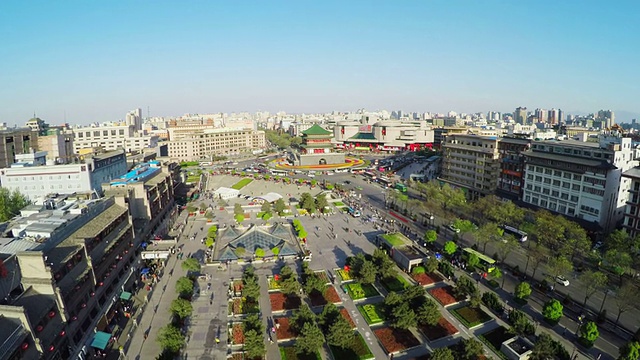 中国西安，钟楼周围的交通鸟瞰图和日落时的城市景观。视频素材