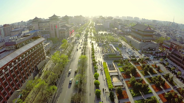 日落时分西安的交通和天际线，中国。视频素材