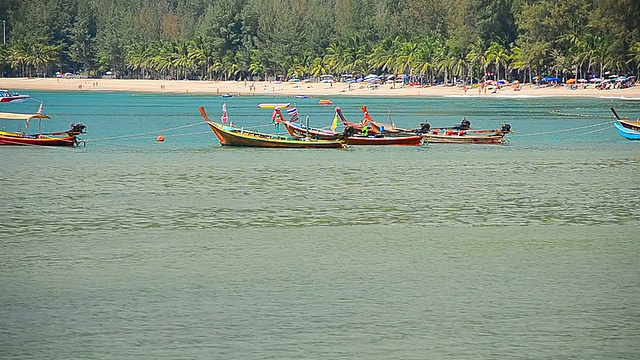 热带海滩上的渔船视频素材