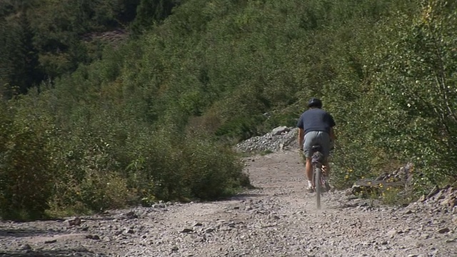 在山路上骑车下坡视频素材