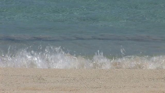 圣巴特，海浪在沙滩上视频素材