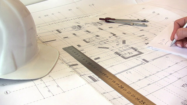 建筑师使用蓝图工作视频素材