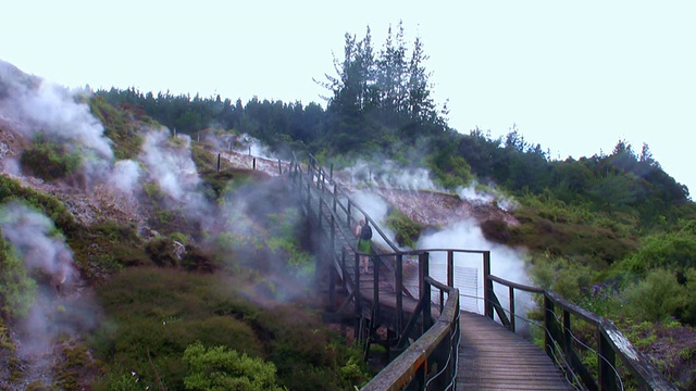 火山仙境中的木板路视频素材