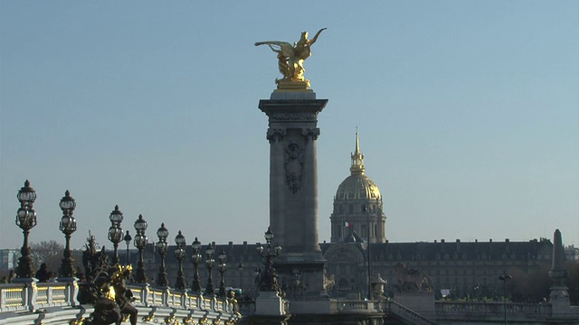 Paris-Alexandre三大桥和Invalides Hô泰勒视频素材