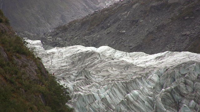 在冰川上行走视频下载