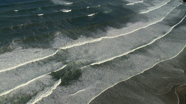 空中的海岸线与海浪和沙滩视频素材