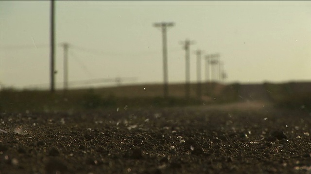 冰雹和雨水袭击土路视频下载