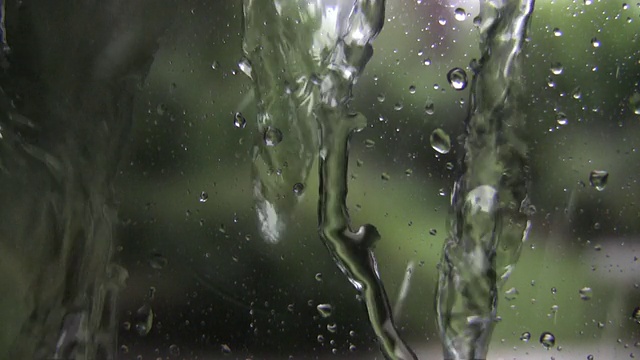 雨滴落在窗户上视频下载