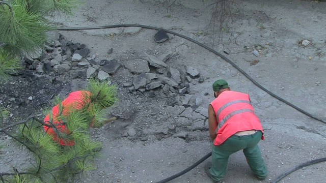 道路工人使用手提钻视频下载