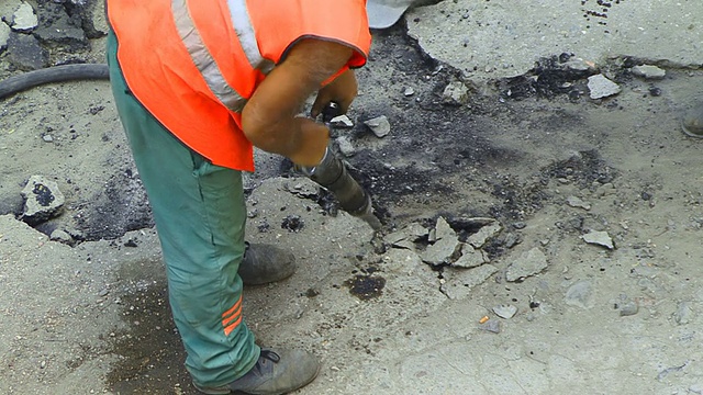 手持手提钻的道路工人视频素材