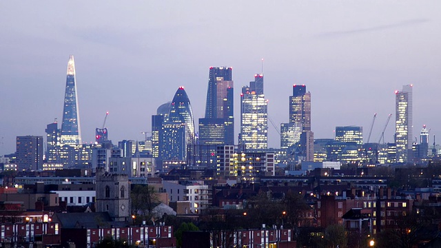 LS to WS ZO Time Lapse of City of London从黄昏到夜晚的过渡视频素材