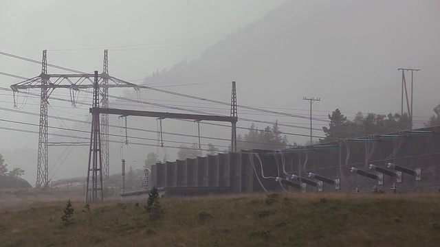 水电站在暴雨和大雾中视频素材