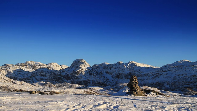 在山顶滑雪视频素材