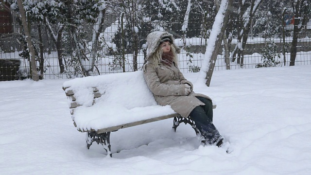 坐在暴风雪下的女人视频素材