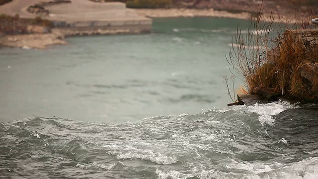 河上的波浪视频下载