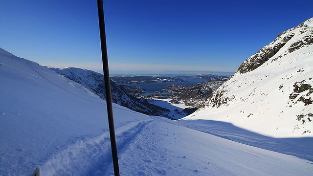 沿着山坡滑雪视频素材