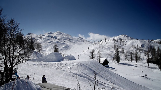 滑雪者在雪场中跳跃视频素材