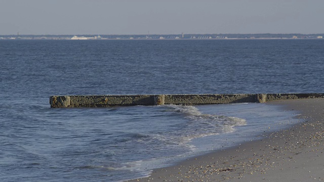 海浪冲击着海滩。视频下载