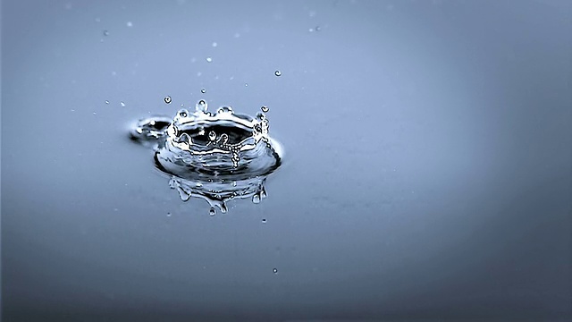 水滴在水中飞溅的特写镜头视频下载