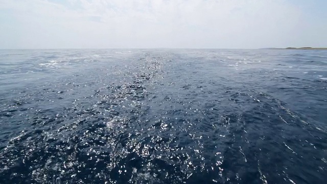 地平线后面一艘船。视频素材