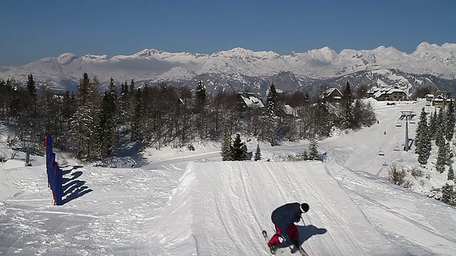 自由式滑雪运动员在雪场跳台视频素材