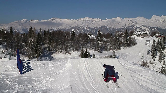 滑雪者在雪场里跳跃视频素材