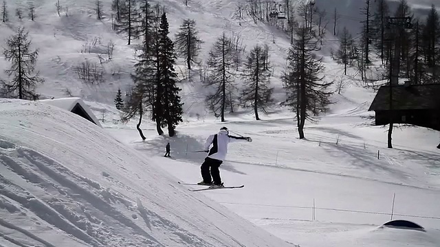 滑雪者在雪场表演特技视频素材