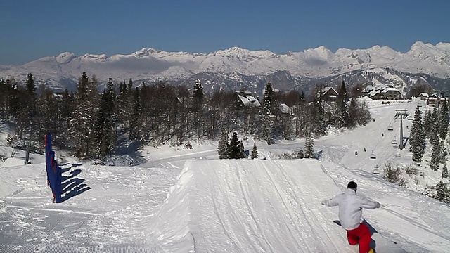 滑雪板跳跃前转视频素材