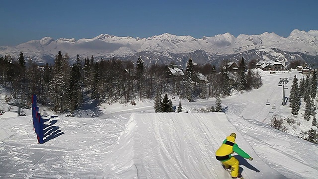 滑雪运动员在雪园里跳跃视频素材