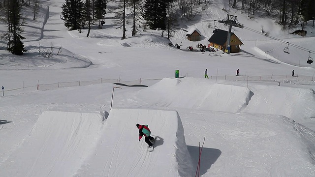 滑雪者在雪场中跳跃视频素材