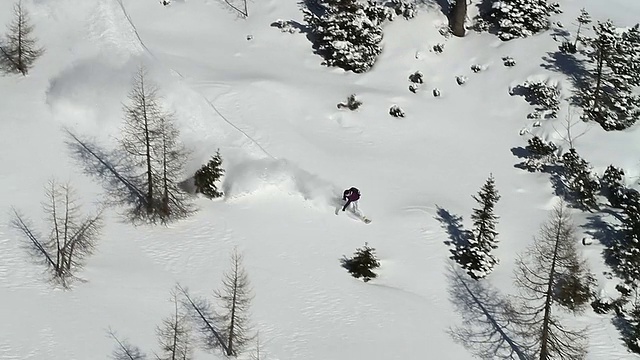 在新雪上滑雪视频素材