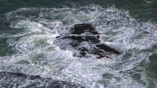 高清:海浪和石头(视频)视频素材