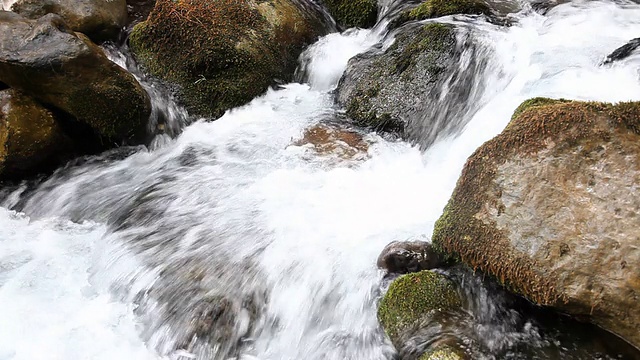 岩石周围流水视频下载