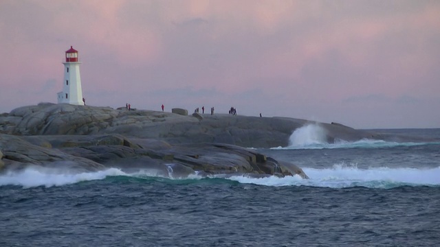 佩吉斯湾灯塔附近的飓风浪视频素材