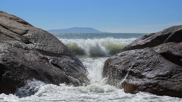 海洋打破岩石视频下载