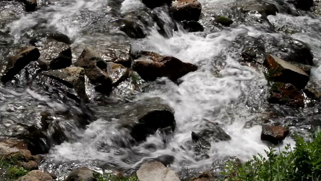 高清视频岩石流快速流动科特谷康沃尔视频素材