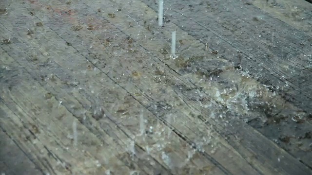 雨落在旧甲板上视频素材