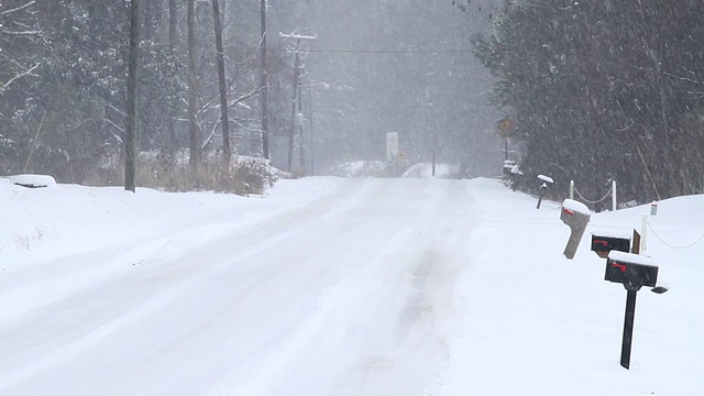 冰雪二车道乡村公路视频素材