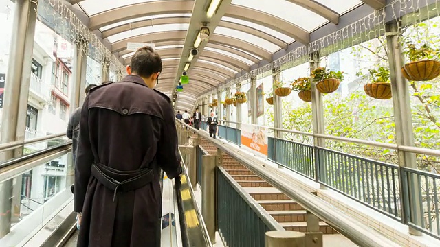 香港，人们在半空自动扶梯上移动视频素材