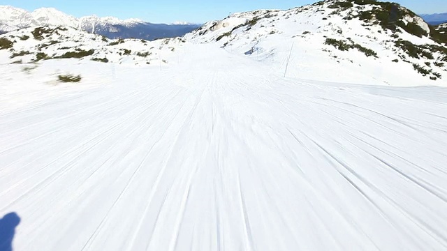 用滑雪板往山下滑雪视频素材